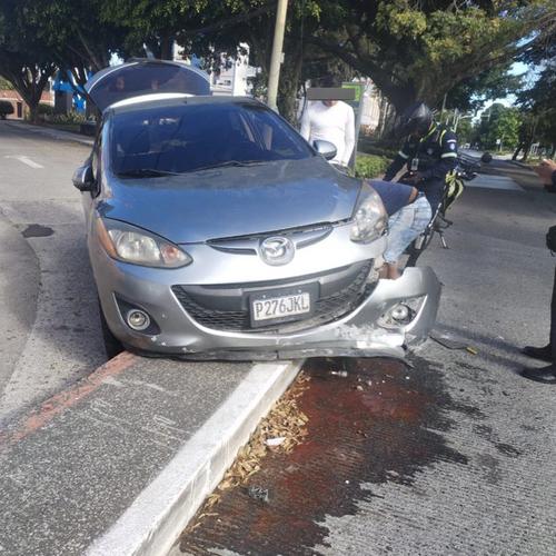 El autom&oacute;vil ha obstaculizado el paso vehicular. (Foto: Am&iacute;lcar Montejo)