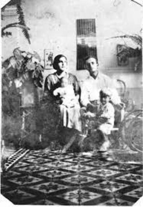 V&iacute;ctor Wotzbel&iacute; Aguilar Sol&oacute;rzano junto a su esposa, Enriqueta Campollo, y sus dos hijos. (Foto: cortes&iacute;a)