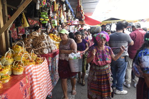 Durante las peregrinaciones al templo se incrementan las ventas de artesan&iacute;as en los alrededores. (Foto: Cortes&iacute;a: Luis Barrios)