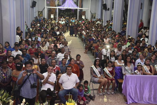 En Semana Santa, la parroquia luce abarrotada por el pueblo cat&oacute;lico.