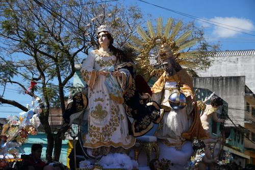 La procesi&oacute;n recorre las calles de la ciudad este 1 de enero. (Foto: Wilder L&oacute;pez/Soy502)