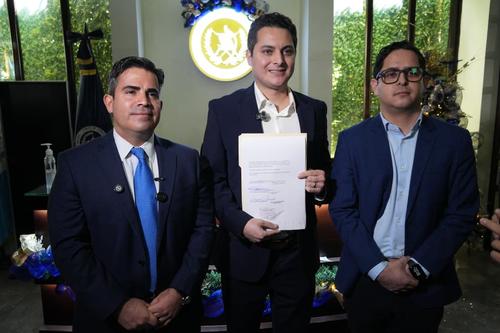 Los abogados&nbsp;Edgar Ort&iacute;z,&nbsp;Luis Fernando Bermejo y&nbsp;Gregorio Saavedra presentaron la acci&oacute;n de inconstitucionalidad contra el Decreto 7-2025, Ley de Codedes. (Foto: Wilder L&oacute;pez/Soy502)