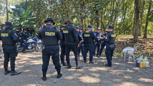 Elementos de la Polic&iacute;a Nacional Civil patrullan en los alrededores de las c&aacute;rceles en Escuintla. (Foto: Jorge Morales)
