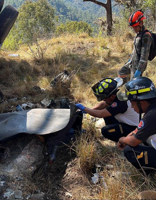 El ayudante de bus falleci&oacute; en el lugar donde se registr&oacute; el accidente de tr&aacute;nsito. (Foto: Bomberos Voluntarios)