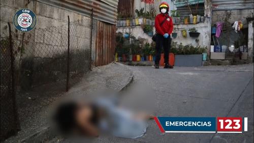 El cad&aacute;ver se encontraba en la v&iacute;a p&uacute;blica en el sector Nuevo Amanecer, en la zona 21. (Foto: Bomberos Municipales)
