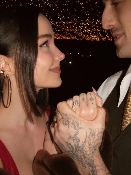 El compromiso fue confirmado con postales. (Foto: Instagram/Dove Cameron)