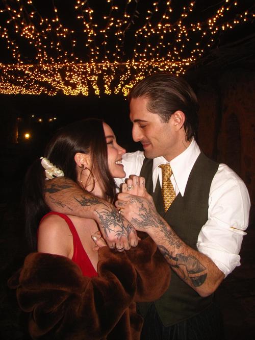 El compromiso fue celebrado en v&iacute;speras de A&ntilde;o Nuevo. (Foto: Instagram/Dove Cameron)