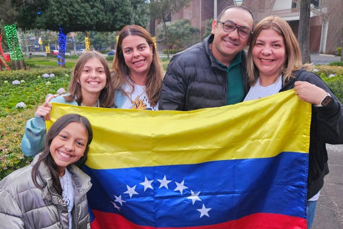 Una familia festej&oacute; la ca&iacute;da de Maduro este 3 de enero. (Foto: Estuardo Paredes/Nuestro Diario)