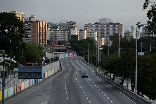 As&iacute; luc&iacute;an las calles durante el amanecer luego del ataque militar. (Foto: Infobae)