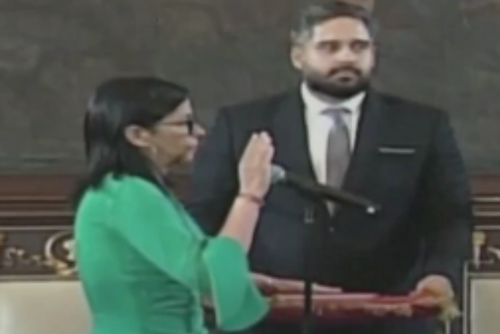 Delcy Rodr&iacute;guez jurando en el parlamento venezolano. (Foto: Redes Sociales)