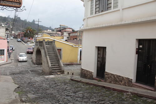 As&iacute; luce actualmente el puente Los Chocoyos, ubicado en la 7a. calle y 15 avenida de la zona 1 de Xela. (Foto: Ruby Alejandra Mart&iacute;nez)