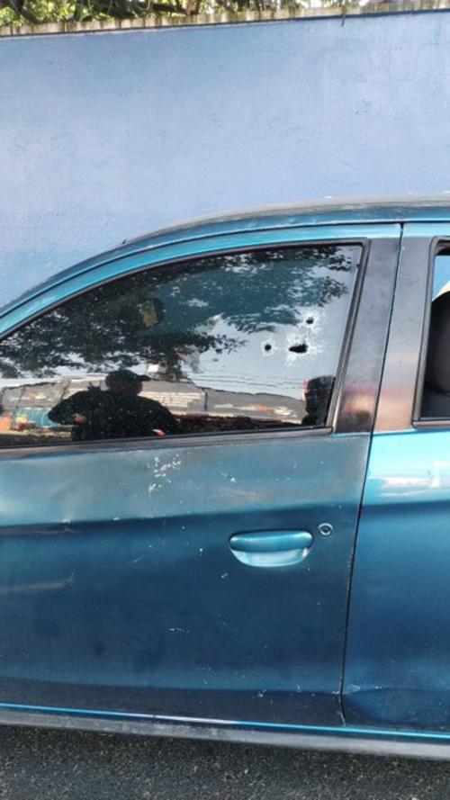 El veh&iacute;culo que conduc&iacute;a la v&iacute;ctima presenta impactos de bala. (Foto: PMT Guatemala)