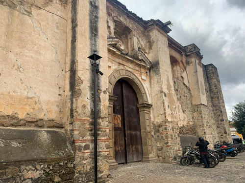 Hasta 1996, las ventas se instalaban en las afueras del antiguo templo. (Foto: Carlos Vicente/Colaborador)