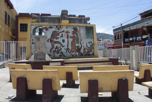 En San Juan Ostuncalco, la plazuela Jes&uacute;s Castillo, en su honor, es utilizada para actividades culturales. (Foto: Colecci&oacute;n Ren&eacute; Merlos)