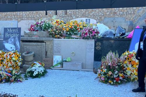 La comitiva f&uacute;nebre se dirigi&oacute; al cementerio marino de Saint-Tropez. (Foto: X)