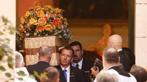 El f&eacute;retro de Brigitte Bardot fue trasladado a hombros hasta la iglesia. (Foto: X)