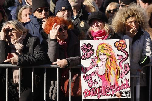 Seguidores se congregaron en el puerto para seguir la ceremonia. (Foto: X)