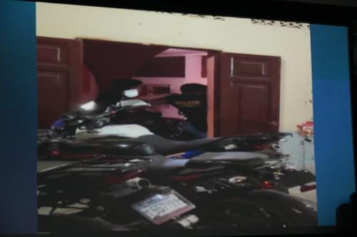 En el video se observa como los agentes PNC cierran las ventanas para evitar la grabaci&oacute;n del altercado. (Foto: Wilder L&oacute;pez/Soy502)