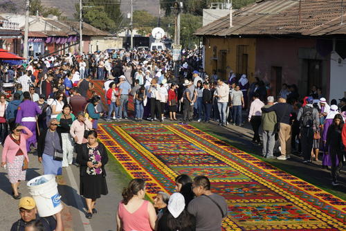 Las calles antig&uuml;e&ntilde;as se llenan de color con las alfombras. (Foto: Archivo)