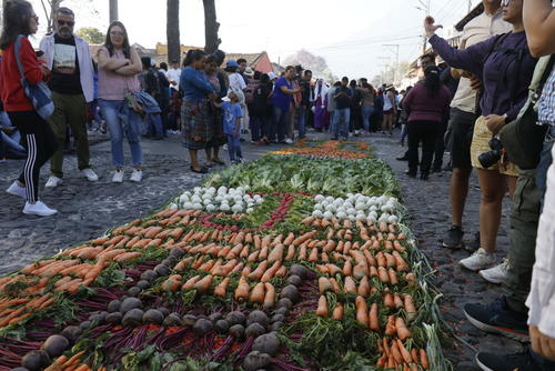 Las frutas y verduras son colocadas de manera que no sean da&ntilde;adas al paso del cortejo. (Foto: Renato Melgar/Colaborador)