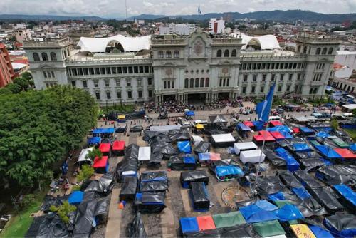Bernardo Ar&eacute;valo, Gobierno, dos a&ntilde;os de administraci&oacute;n, esc&aacute;ndalos, crisis, marchas, 09