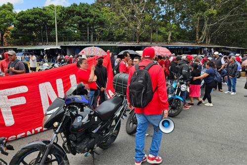 Bernardo Ar&eacute;valo, Gobierno, dos a&ntilde;os de administraci&oacute;n, esc&aacute;ndalos, crisis, marchas, 10