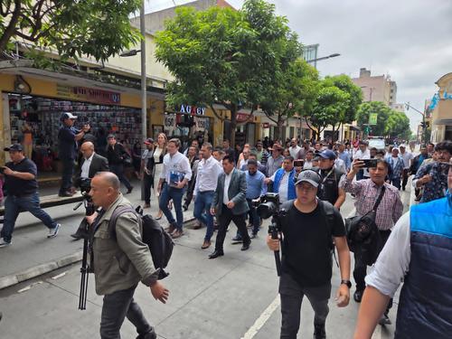 Bernardo Ar&eacute;valo, Gobierno, dos a&ntilde;os de administraci&oacute;n, esc&aacute;ndalos, crisis, marchas, 11