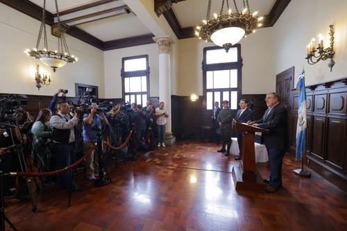 Bernardo Ar&eacute;valo, Gobierno, dos a&ntilde;os de administraci&oacute;n, esc&aacute;ndalos, crisis, marchas, 14