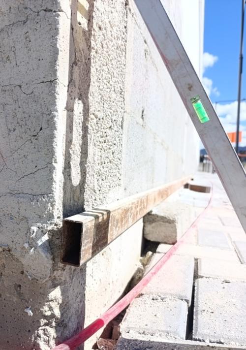 La pared debe ser limpiada y nivelada previamente a la instalaci&oacute;n. (Foto: Oswaldo Cop/Colaborador)