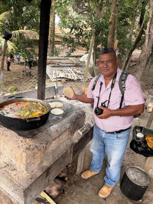 El caldo de gallina no puede faltar. En el lugar hay puestos donde lo venden a buen precio, al igual que otros platillos. (Foto: Juan Carlos Aquino/Colaborador)