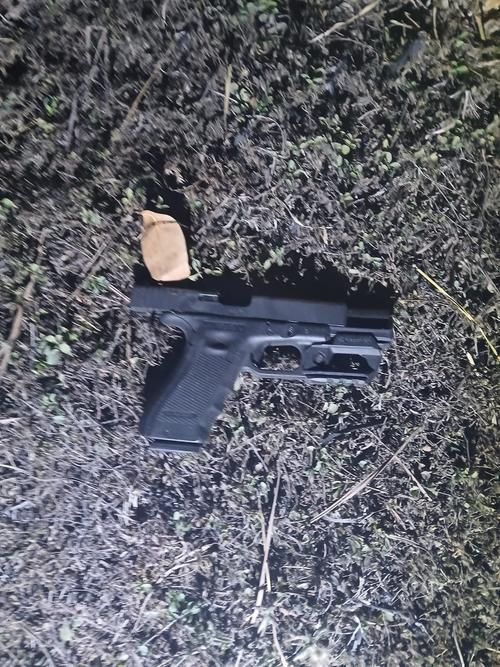 Arma de fuego encontrada en la escena del crimen. (Foto: Redes Sociales)