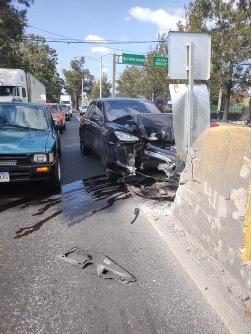 La camioneta qued&oacute; empotrada sobre el Anillo Perif&eacute;rico y 22 avenida de la zona 11 capitalina. (Foto: PMT)