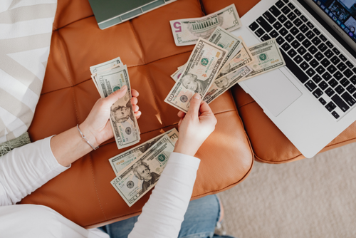 Se estima que los ingresos por remesas financian el 18 por ciento de los gastos en hogares guatemaltecos. (Foto: Canva/Soy502)