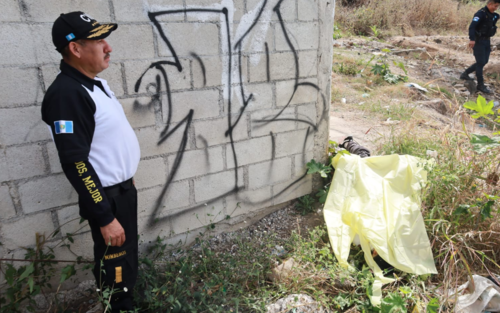 El primer fallecido fue encontrado a carcan&iacute;as de una vivienda. (Foto: CBV)