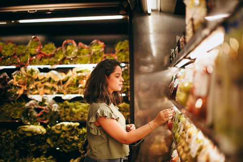 Las remesas producen consumo de productos importados, explica un analista consultado.  (Foto: Canva/Soy502)