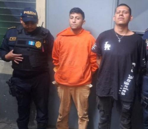 Al momento de la captura se les decomis&oacute; un arma con reporte de robo. (Foto: PNC) 