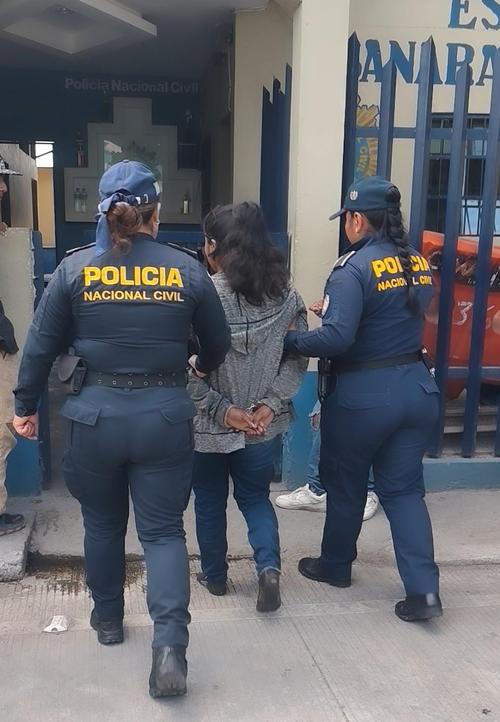 La mujer al percatarse de la presencia policial intent&oacute; darse a la fuga. (Foto: PNC)