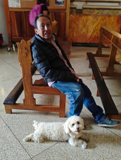 Jorge Mario acostumbraba desplazarse por distintos templos del Centro Hist&oacute;rico acompa&ntilde;ado de su perro, Tobias. (Foto: Pasos de Fe Guatemala) 