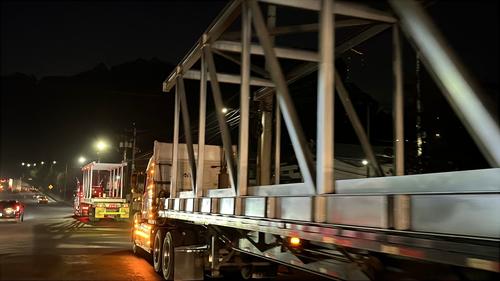 La estructura de la pasarela lleg&oacute; en las primeras horas de la noche de este s&aacute;bado a la calzada Aguilar Batres. (Foto: Edgar Poc&oacute;n/Nuestro Diario)