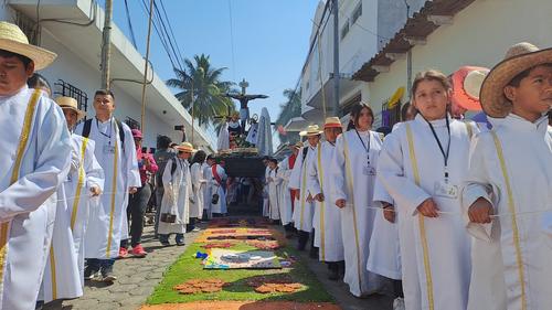Ni&ntilde;os, j&oacute;venes y adultos se hacen presentes durante el recorrido procesional. (Foto: Archivo)