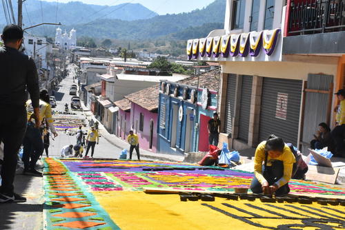Vecinos y trabajadores municipales colaboran con las alfombras. (Foto: Archivo)