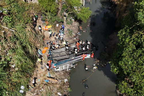 En la madrugada del 10 febrero 2025 un bus extraurbano cay&oacute; en un barranco mientras transitaba a excesiva velocidad en la Calzada La Paz. (Foto: Archivo/Soy502)