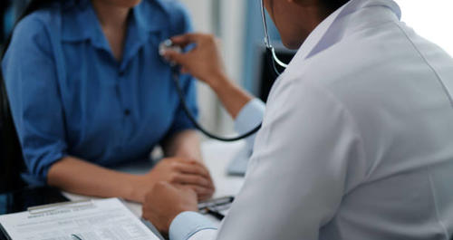 Los estudiantes de EPS cumplen una labor clave para suplir la falta de personal en hospitales y centros de salud. (Foto ilustrativa: Istock)