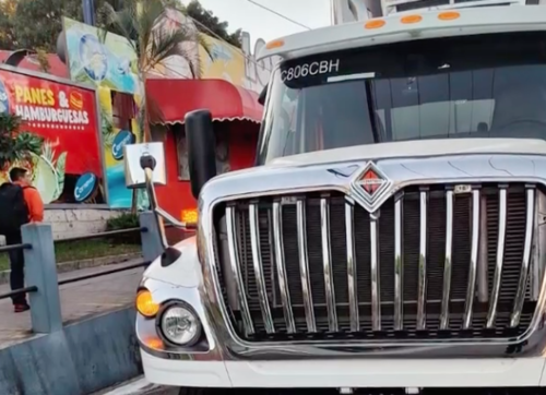 El veh&iacute;culo ser&aacute; retirado para habilitar el paso vehicular. (Foto: Captura de video/Amilcar Montejo)