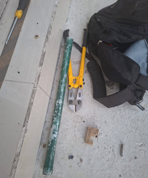 Herramientas que usar&iacute;an los detenidos para formar las puertas e irrumpir en el negocio. (Foto: Carlos Monroy/Colaborador)