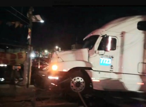 El tr&aacute;iler termin&oacute; empotrado en una propiedad privada. (Foto: PMT Villa Nueva)