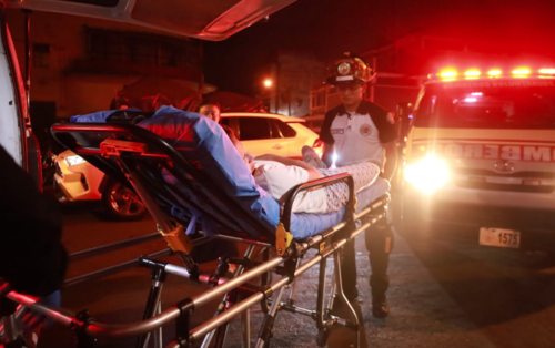 Los Bomberos Voluntarios las trasladaron con s&iacute;ntomas de intoxicaci&oacute;n. (Foto: Hans Lemus/CBV)