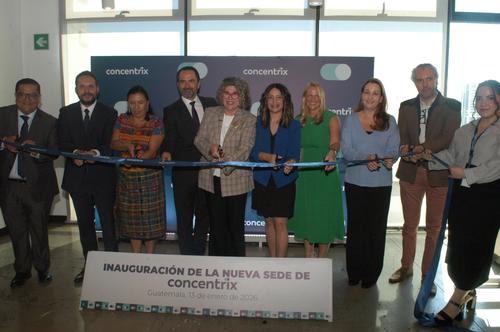 Corte de cinta encabezada por las ministras de Trabajo y Econom&iacute;a, de la nueva sede de Concentrix, ubicada en la zona 14. (Foto: Cortes&iacute;a)