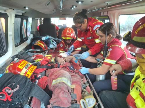 La socorrista fue rescatada por sus compa&ntilde;eros. (Foto: Bomberos Municipales)
