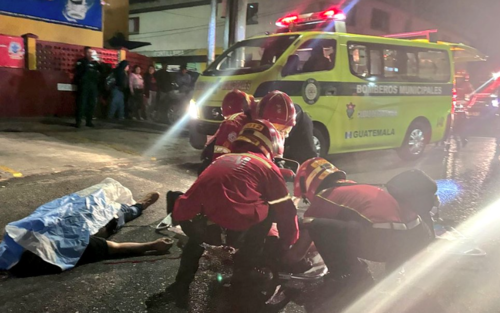 Bomberos Municipales trasladando a una persona herida tras conflicto armado. (Foto: Redes Sociales)